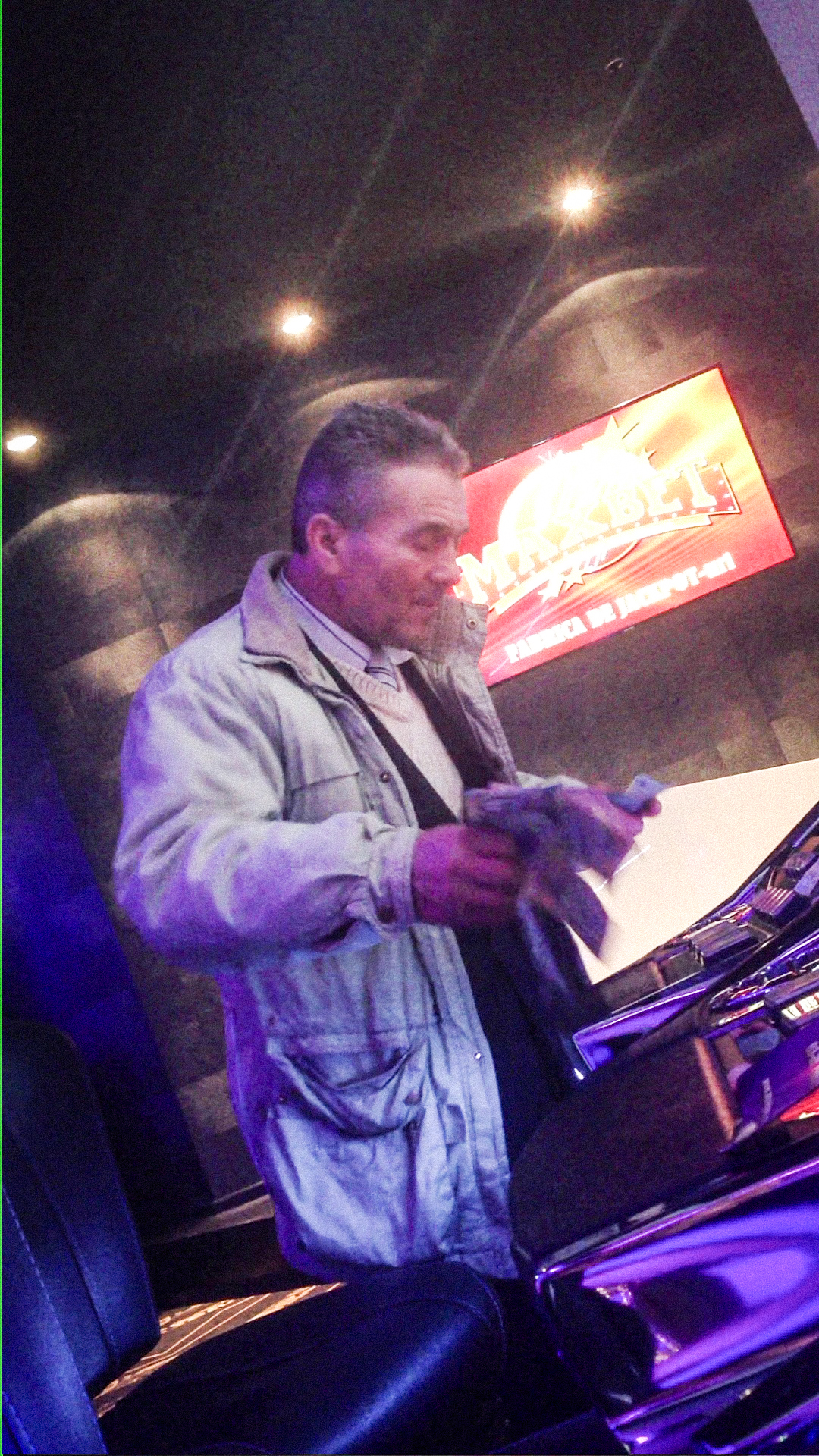 Un fost profesor, care acum cerseste bani, isi 