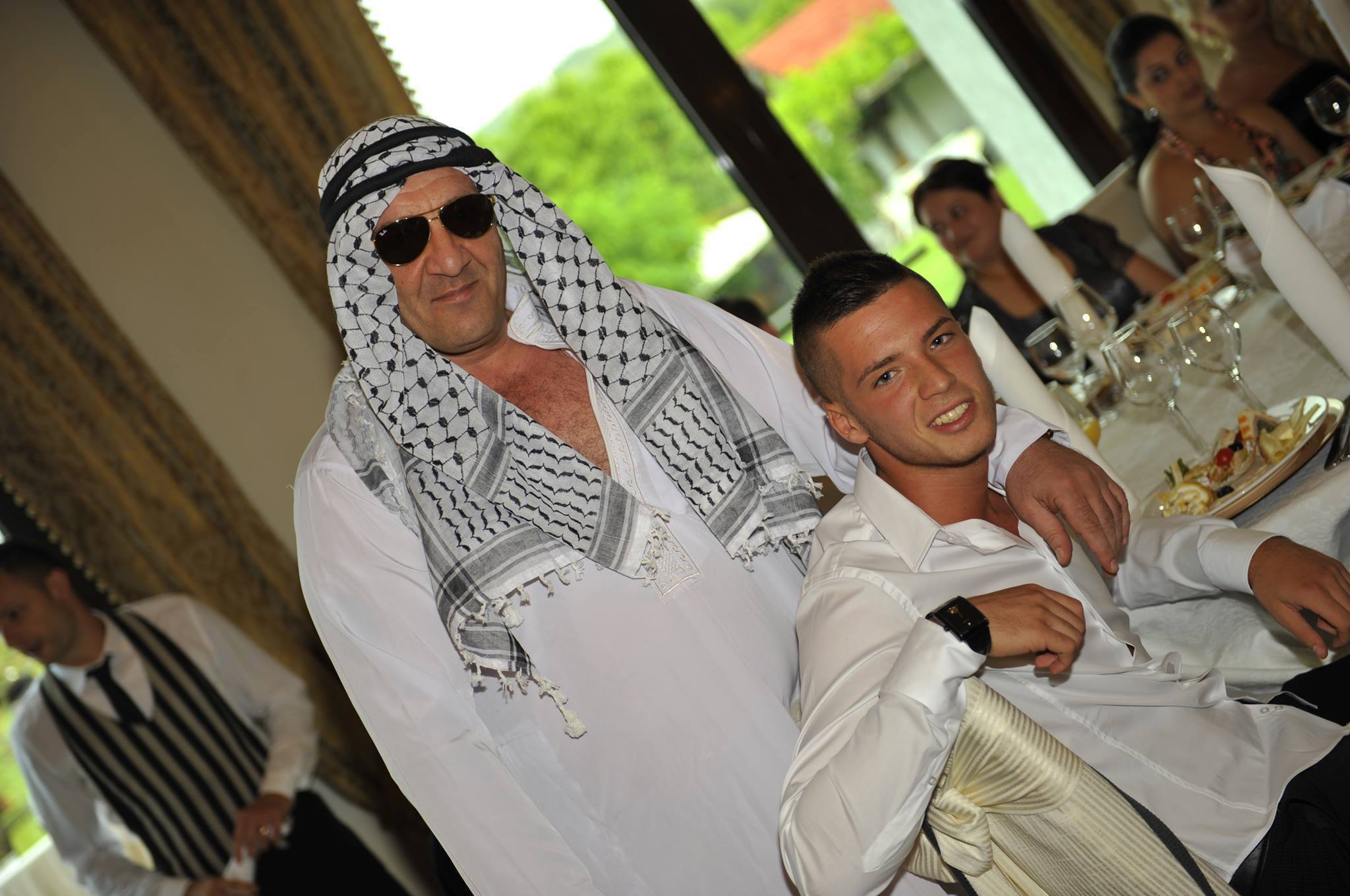 baiatul lui nelson este tinut in puf