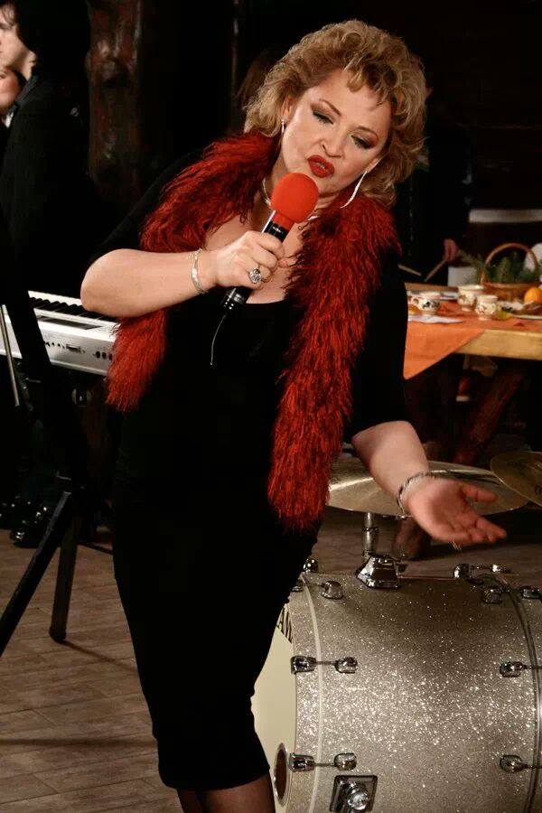 Mihaela Tatu este un om care iubeste foarte mult viata. Aici canta, la o petrecere cu prietenii foto: Facebook