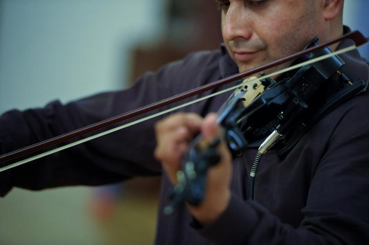 Lautarul ridica imediat o sala in picioara cand incepe sa cante house cu vioara