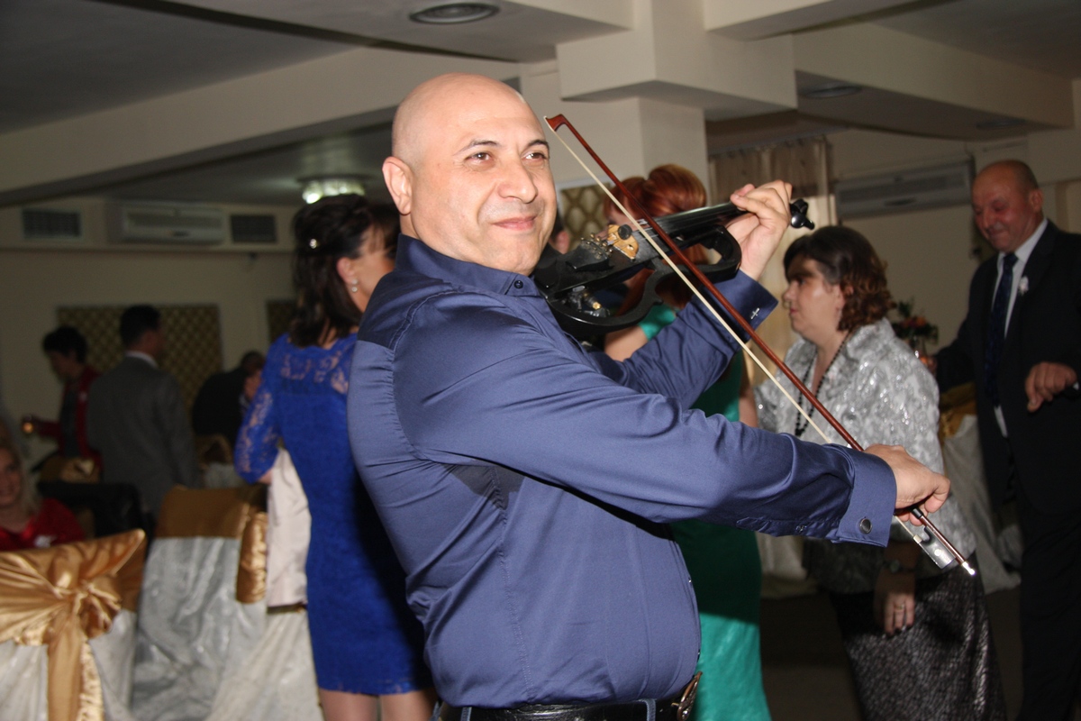 Primii bani din muzica i-a castigat la 13 ani