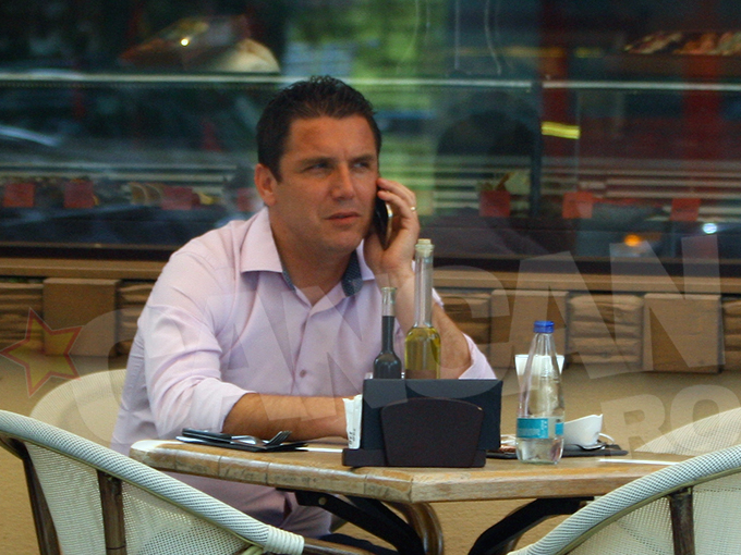 Acesta a vorbit incontinuu la telefonul mobil, iar grimasele de pe chipul lui arata clar ca nu a avut parte de o conversatie prea placuta