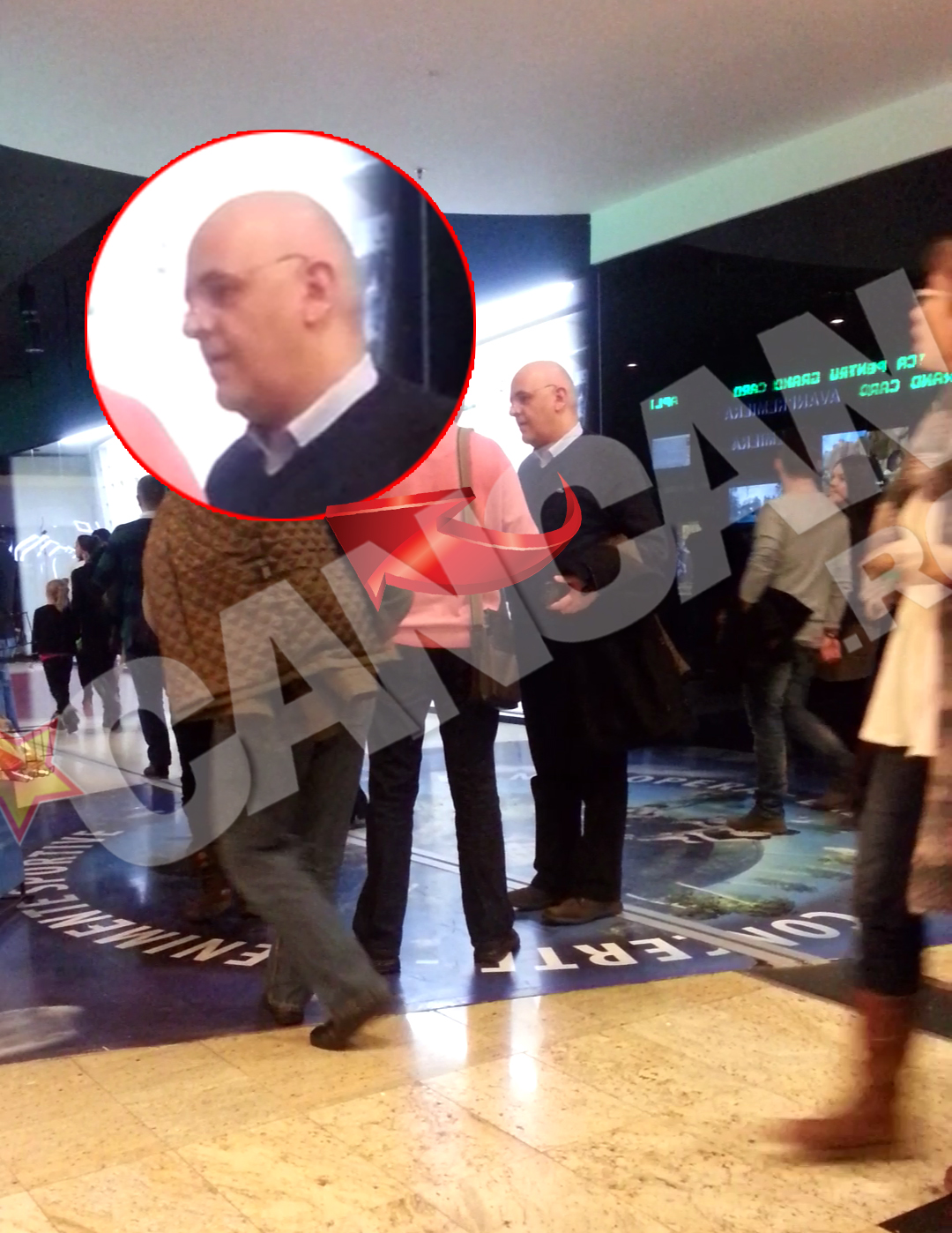 Raed Arafat s-a oprit cateva minute pe hol pentru a discuta cu diversi trecatori