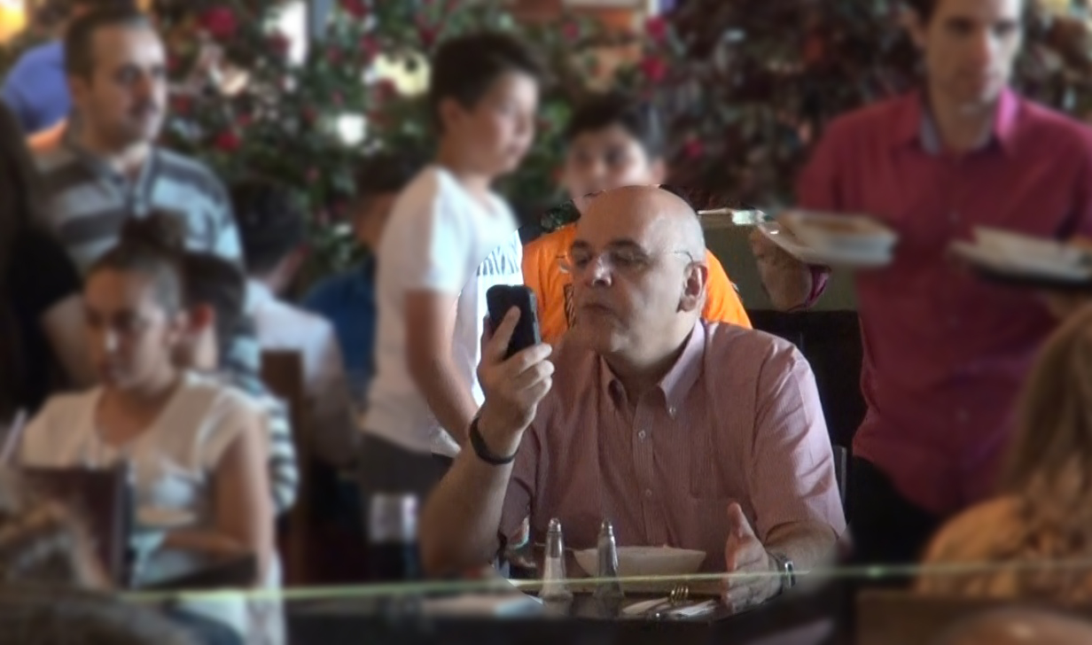 Arafat se uita nedumerit la telefon, crezand ca a pierdut conexiunea