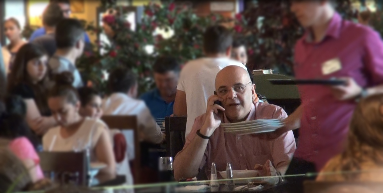 Arafat a luat masa singur, intr-un mall din Capitala