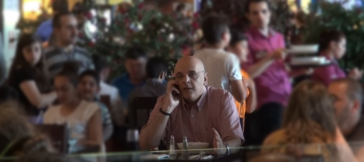 Arafat a luat masa singur, intr-un mall din Capitala