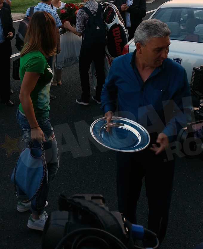 Din cauza unor probleme cu pasaportul unuia dintre cei care o insoteau, Simona a fost fortata sa mai ramana in aeroport