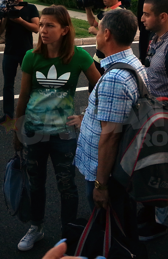 Chiar daca toata seara i-a fost stricata de incidentul de pe aeroport, Simona a fost zambitoare in continuare