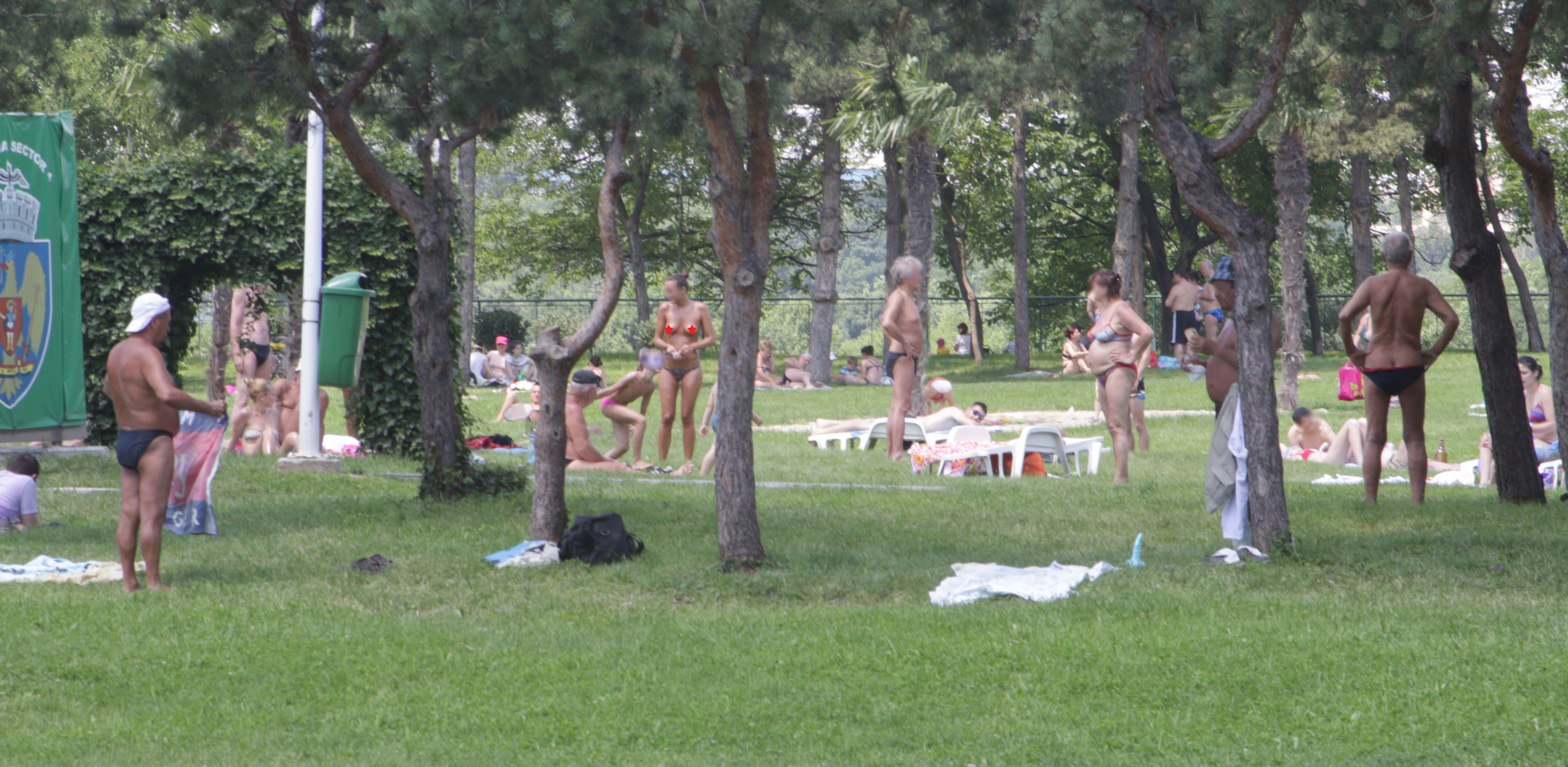 Daca altii au ales sa respecte traditiile de Rusalii, fetele au ales sa se bronzeze in parc topless