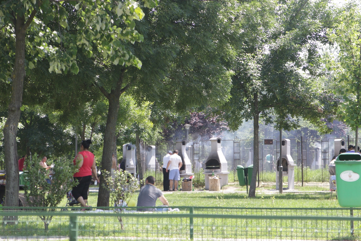 Zeci de bucuresteni au ales sa petreaca de Rusalii la gratarele din Parcul Lumea Copiilor