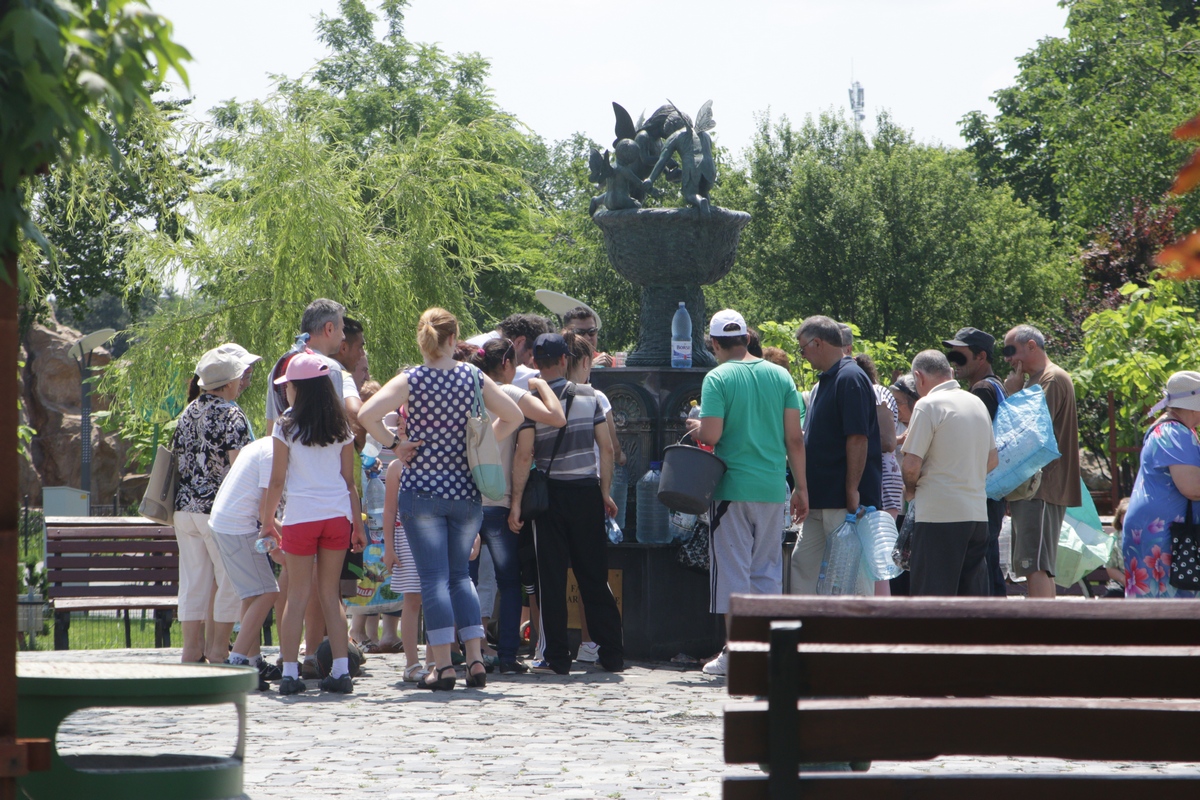 Alti bucuresteni au ales sa stea la coada la apa de izvor