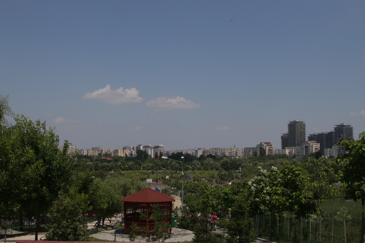 Sute de bucuresteni au ales sa-si petreaca ziua libera de Rusalii in parcurile sau strandurile din Capitala
