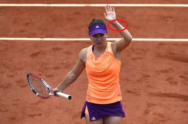 Simona a purtat tot timpul bratara norocoasa