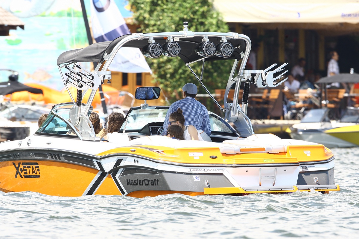 Laurentiu Regecampf este la carma salupei de sute de cai putere