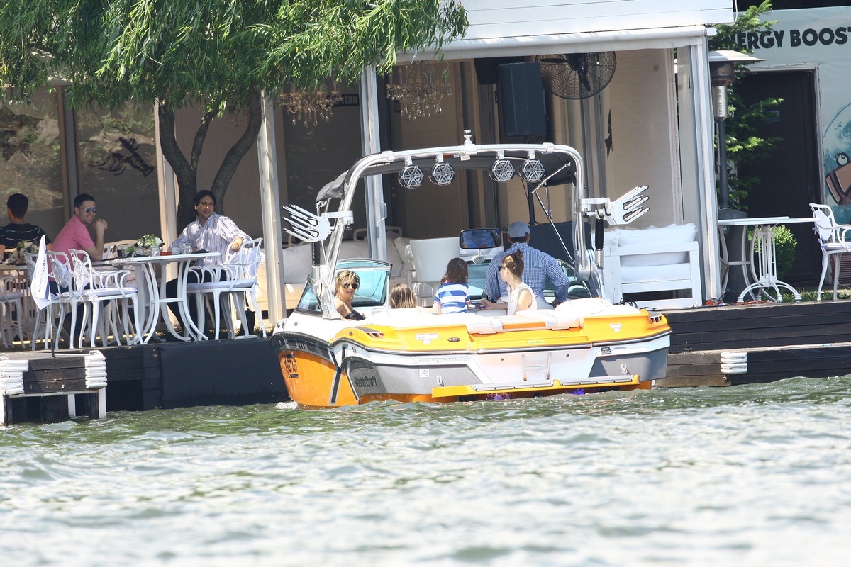Salupa cu toti membrii familiei a ajuns la localul de pe Lacul Snagov