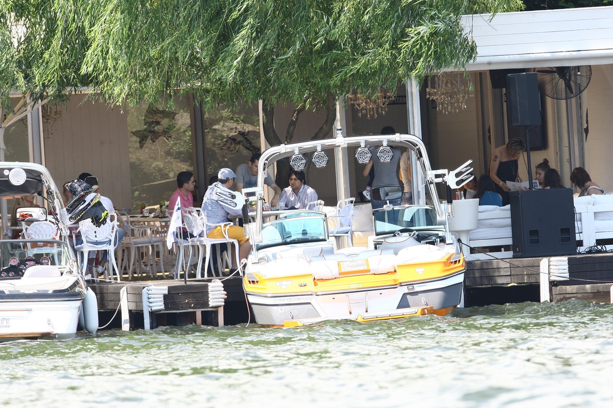 Chiar daca au stat la mese diferite, cei mici au fost mereu supravegheati de Anamaria Prodan