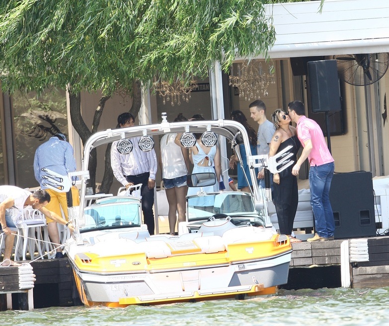 Anamaria Prodan s-a imbracat lejer, pentru a putea face fata cu brio la caldura de afara