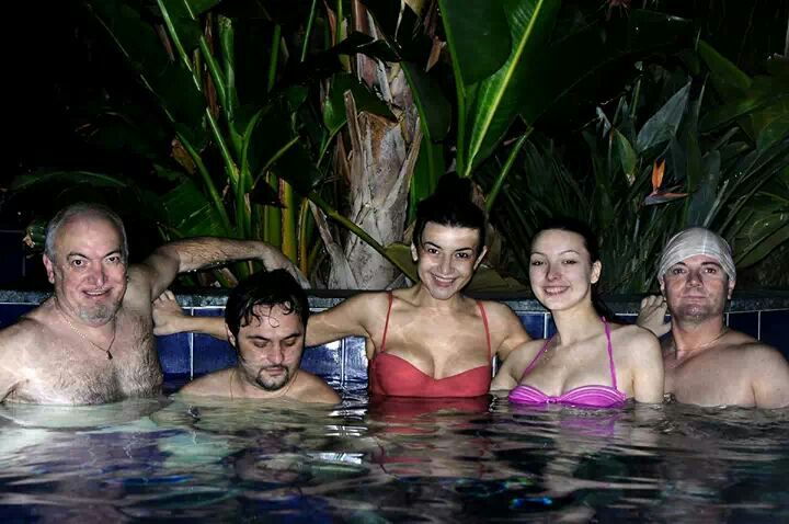 Artista (costum de baie rosu) a fost ceruta in casatorie de multe ori