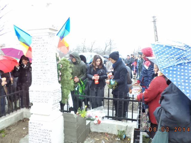 Pe monumentul din comuna a fost amplasata o placa comemorativa in numele Aurei Ion. La ceremonia a participat familia tinerei studente la medicina