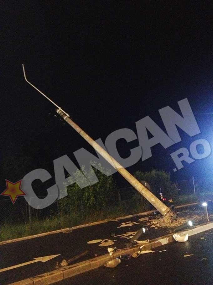 Autoturismul a rupt un stalp de pe marginea drumului