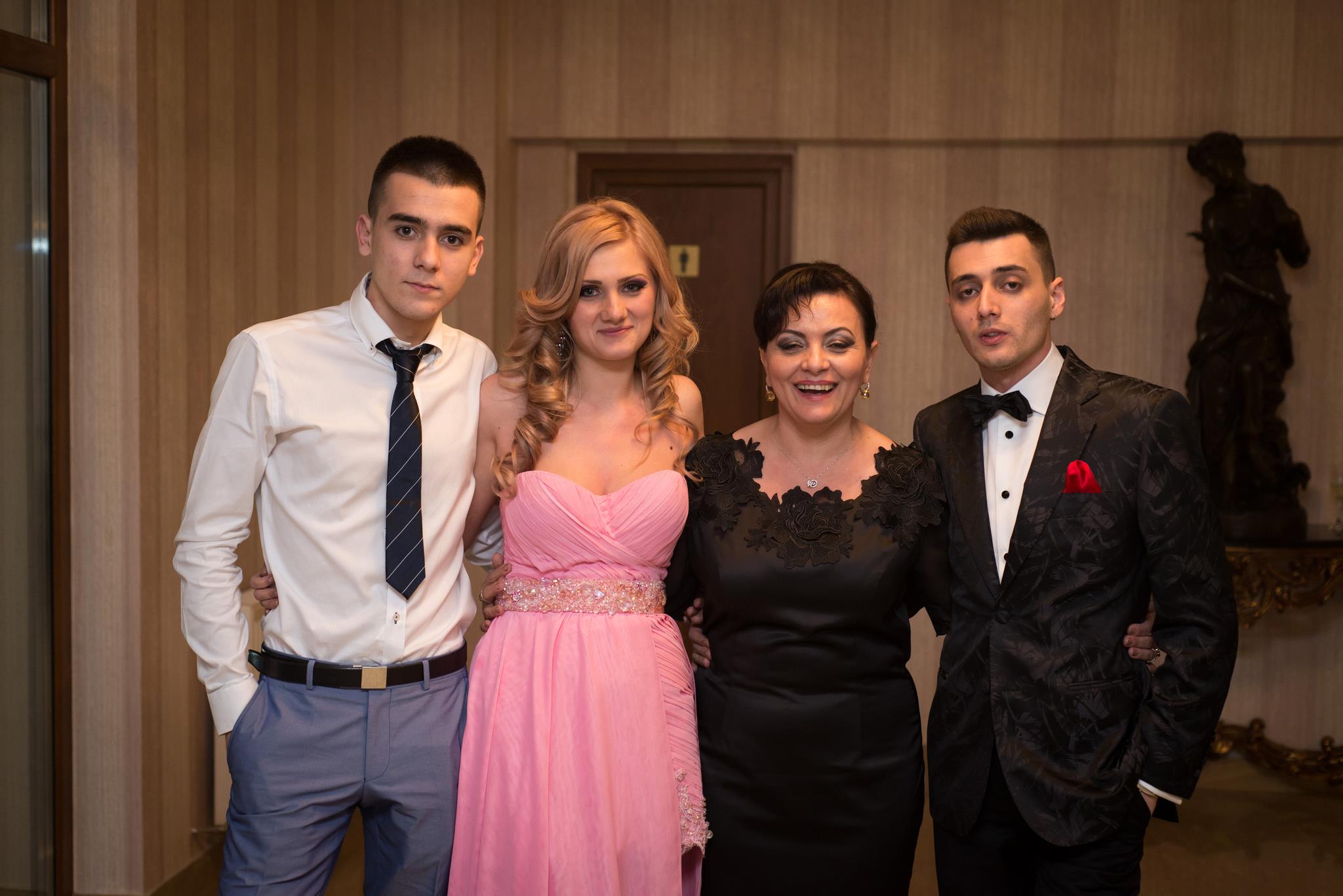 Maria Ghinea alaturi de cei doi baieti ai ei