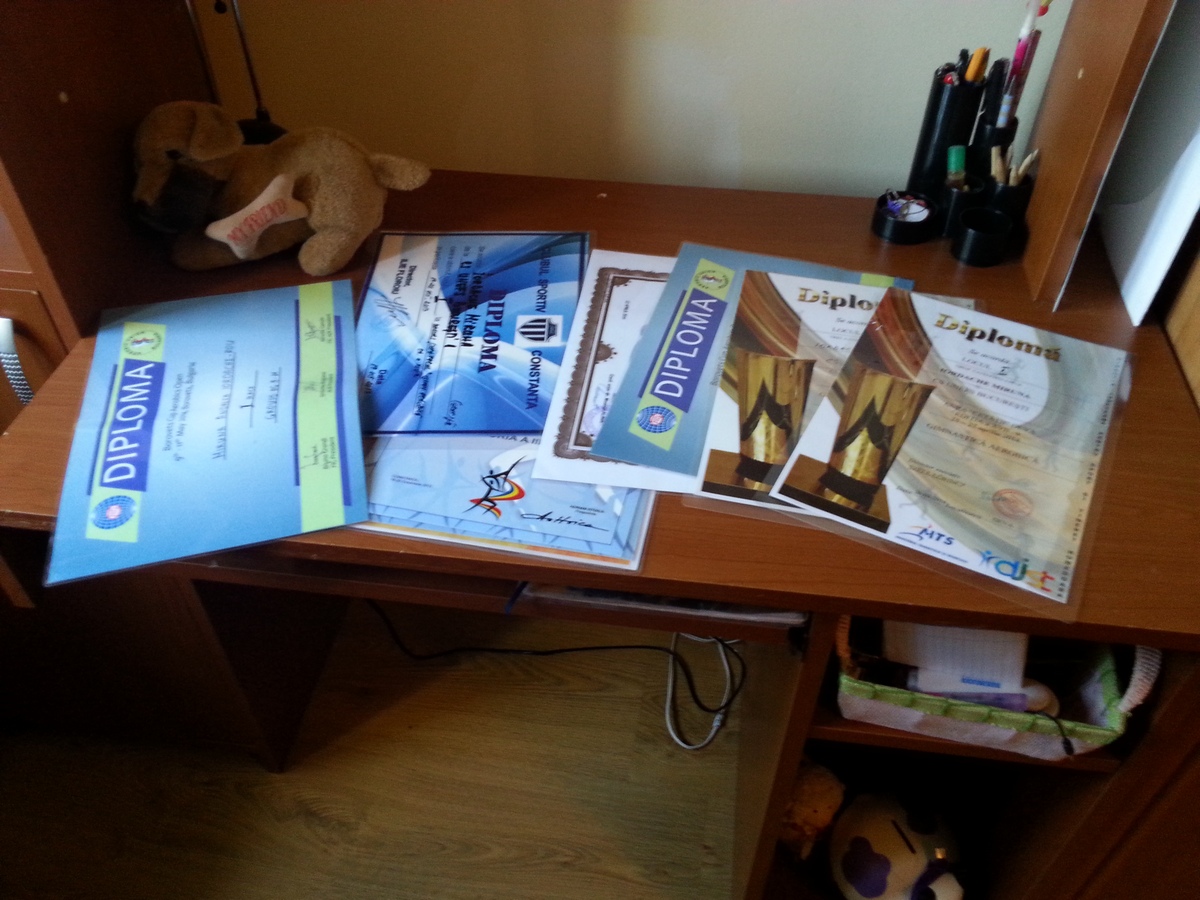 Diplomele Andreei nu mai au loc pe perete