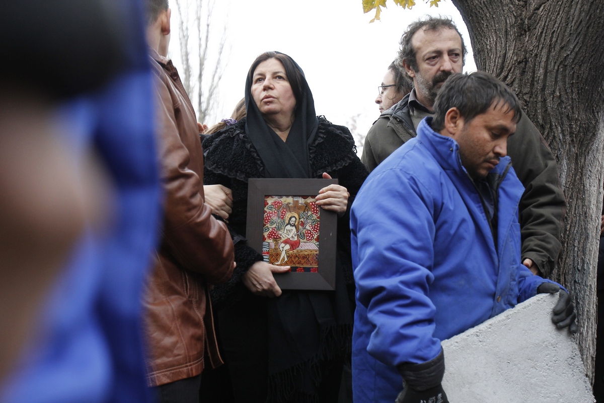 Potrivit unor surse din cadrul cimitirului Magda Catone nu vine foarte des la capataiul artistului