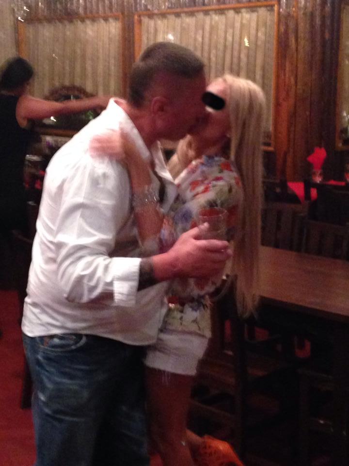 Nicu Maharu o saruta patimas pe tanara blonda