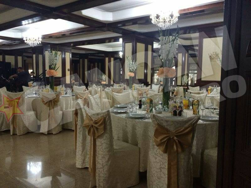 Sala unde se va desfasura nunta a fost aranjata in nuante de alb si crem