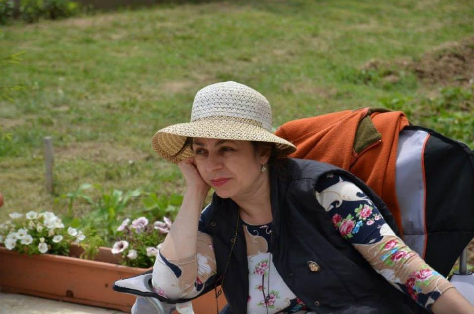 Anca Oprea se converseaza destul de des cu fiicele sale prin comentarii pe facebook