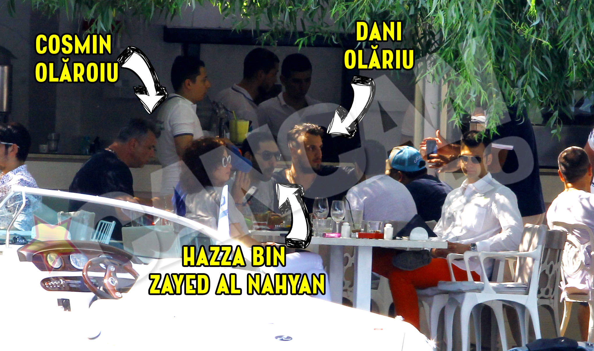 Barbati au luat masa si au discutat afaceri