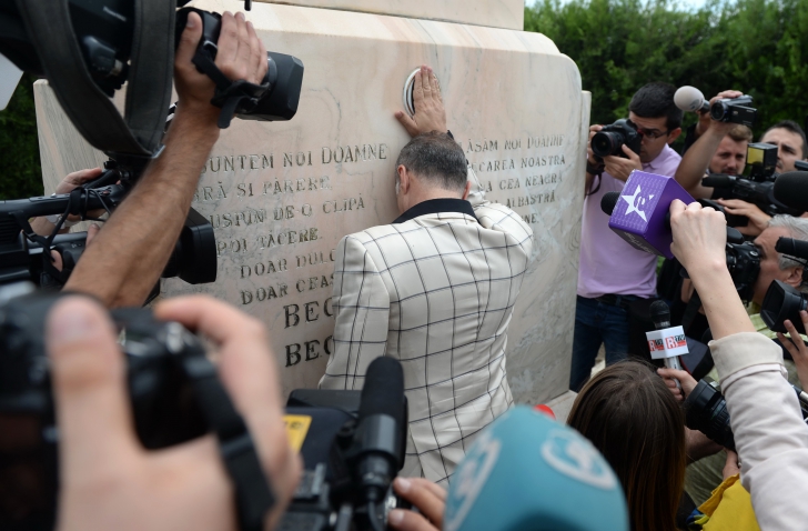 Becali a fost urmarit de presa chiar si la cimitir, in ziua in care a fost in permisie