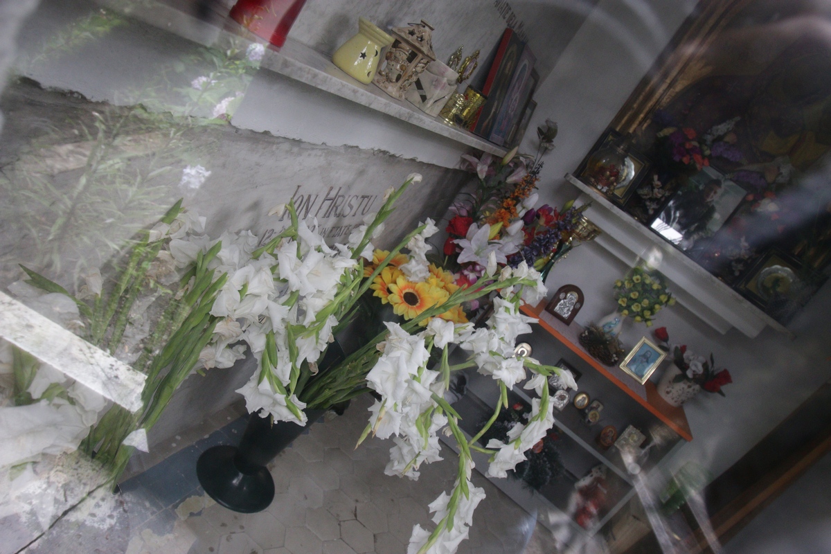 Potrivit unor surse din cimitr numai familia mai vine la capela tanarului