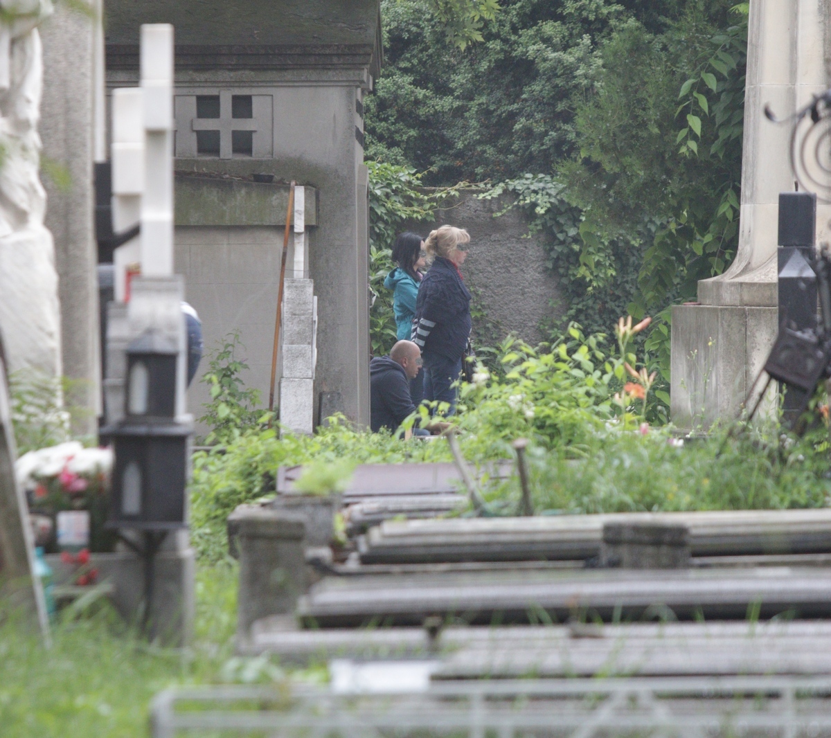 Sora Manuelei impreuna cu fiul ei se uitau spre locul de veci