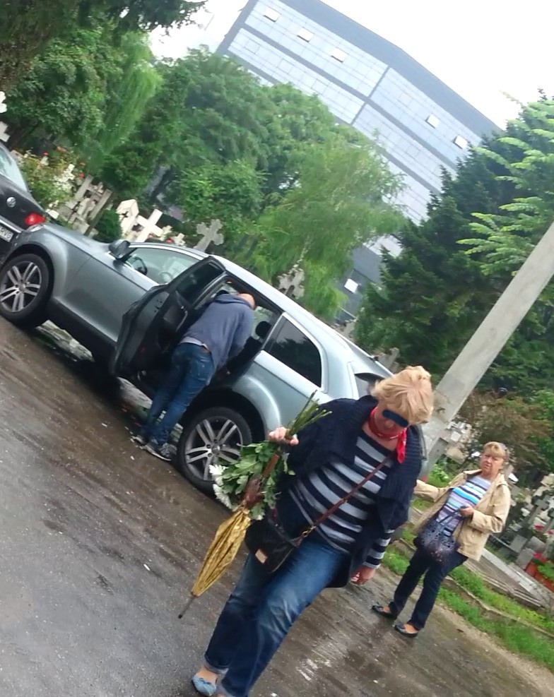 Sora Manuelei a venit pregatita cu un buchet de flori si o umbrela