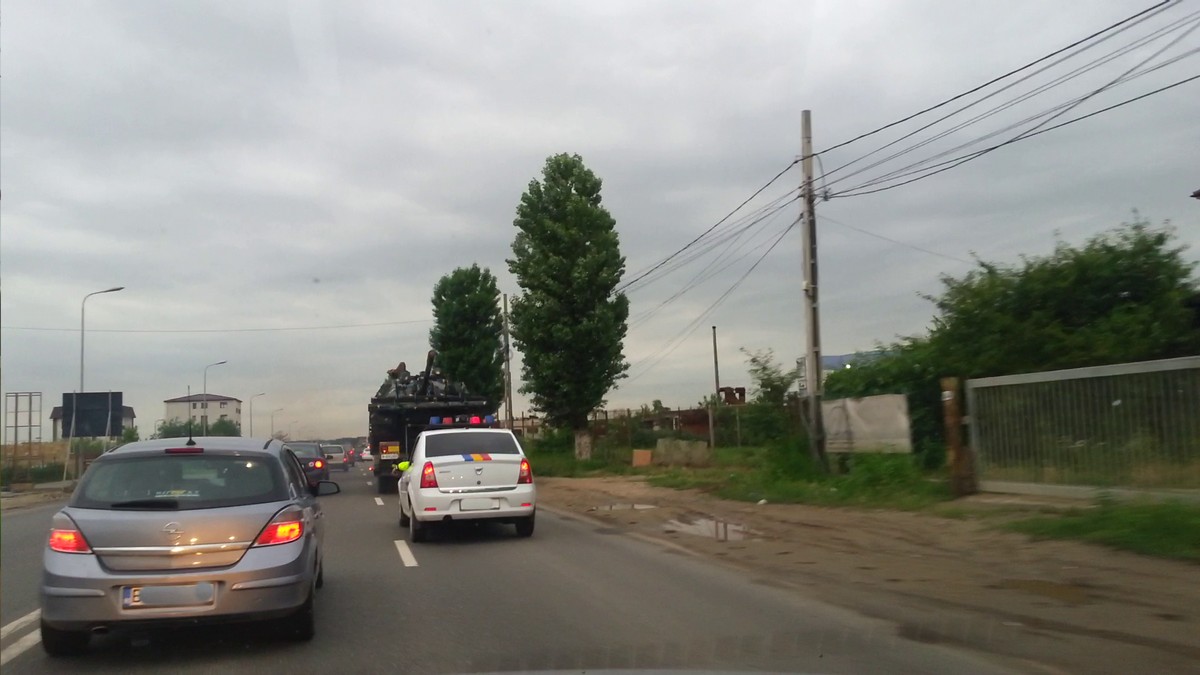 Cativa militari au ingreunat traficul pe iesirea din Capitala inspre Alexandria, deoarece au iesit cu un tanc la 