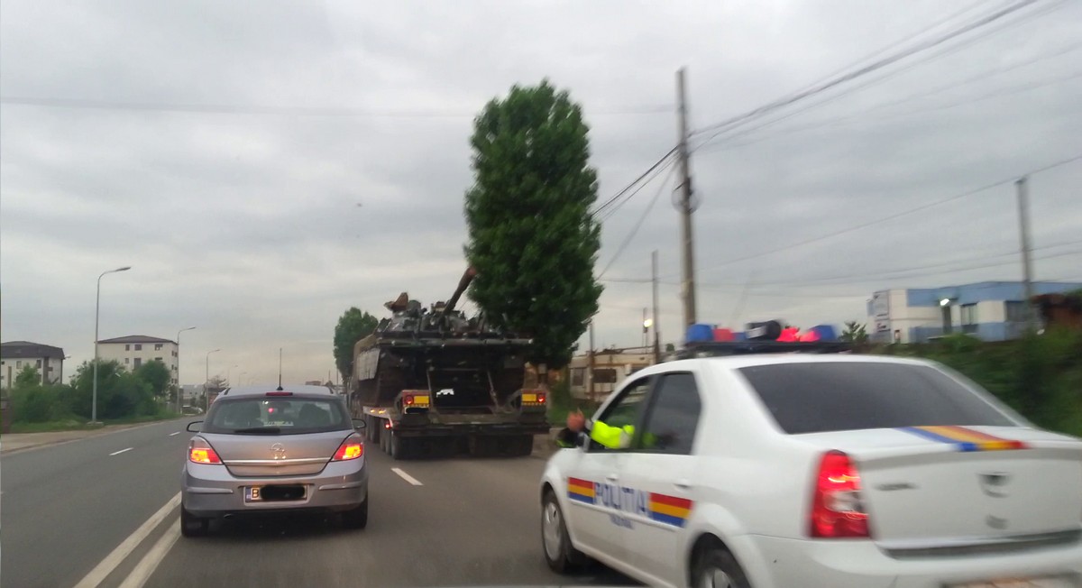 Tancul spre indrepta, cel mai probabil, spre o zona unde sa execute exercitii militare