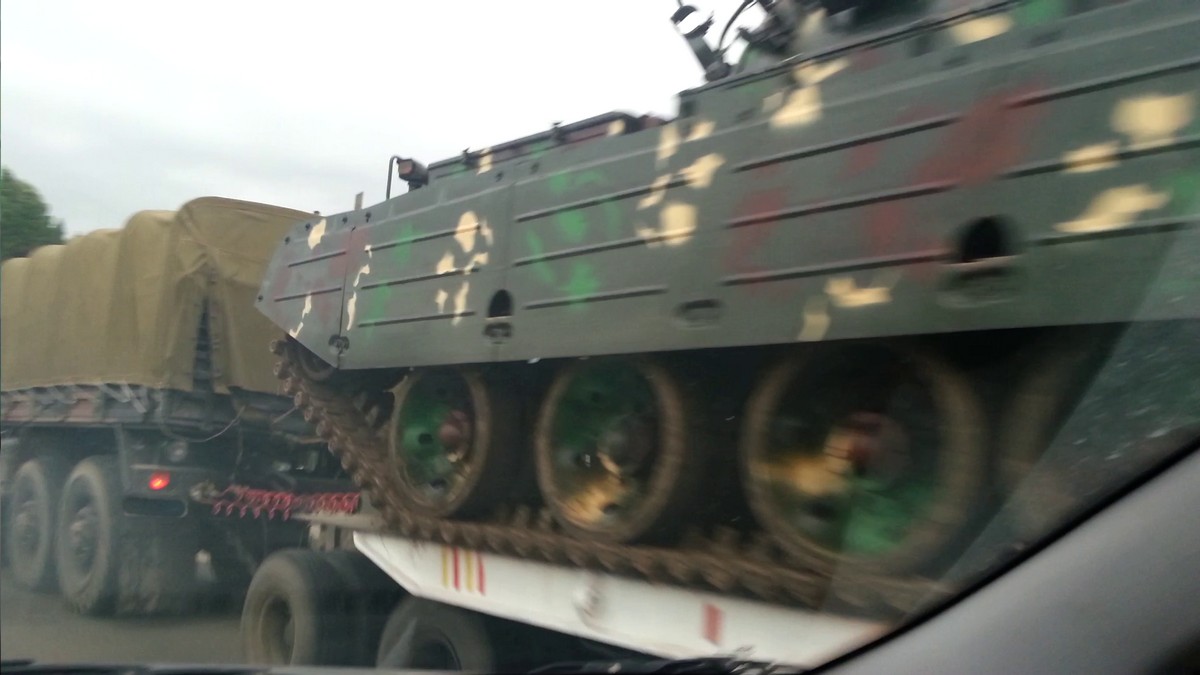 Tancul era tras de un camion imens