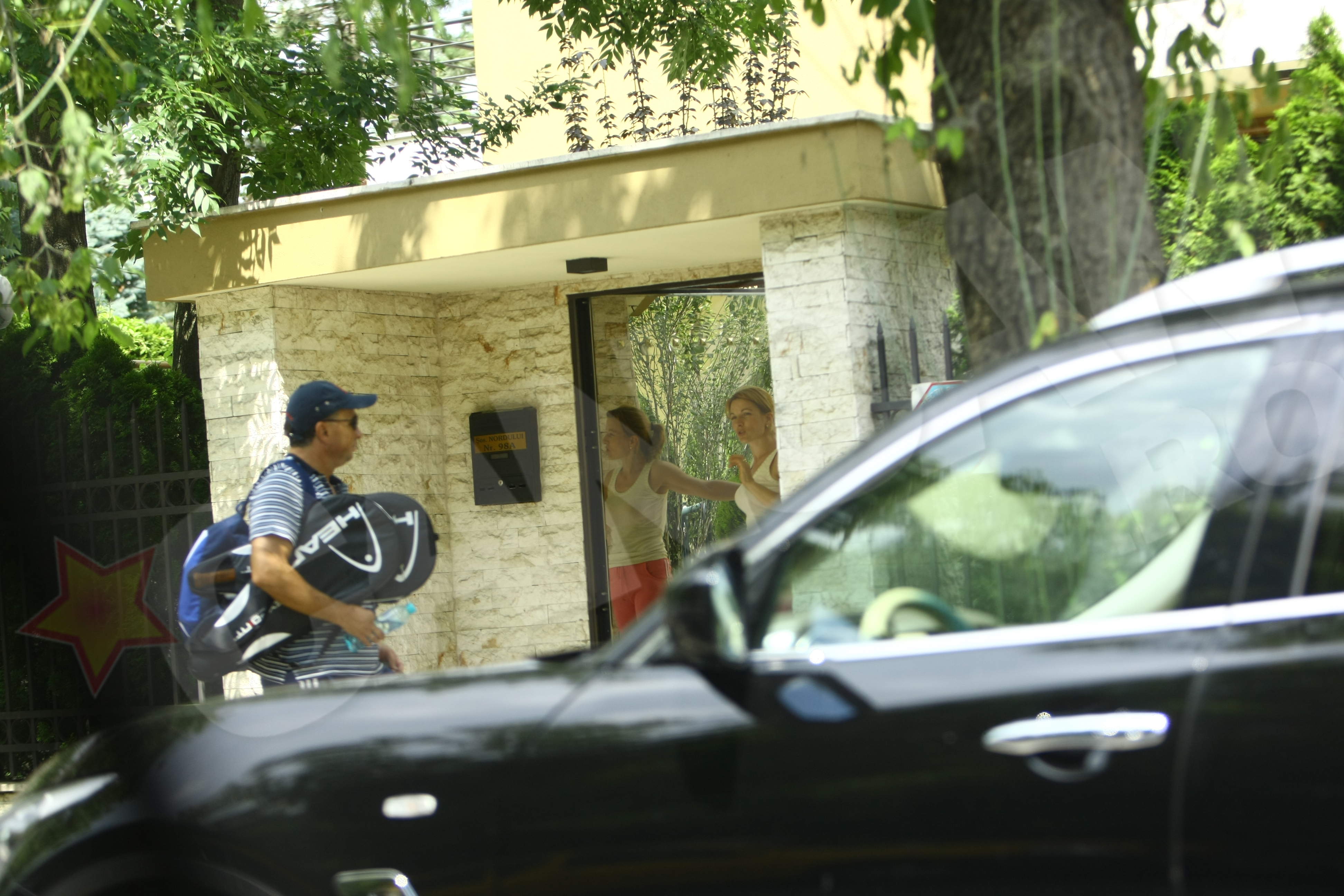 Dan Petrescu discuta cu sotia sa