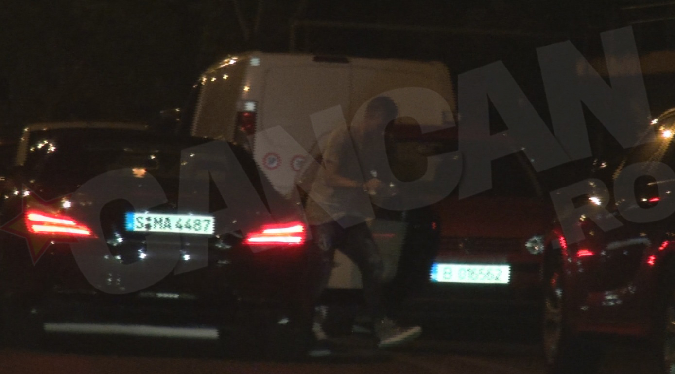 Maxim isi verifica portofelul imediat dupa ce coboara din masina