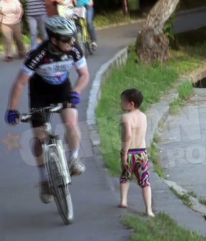 Dupa ce a scapat de pericolul de pe malul lacului, baiatul era sa fie calcat de un biciclist