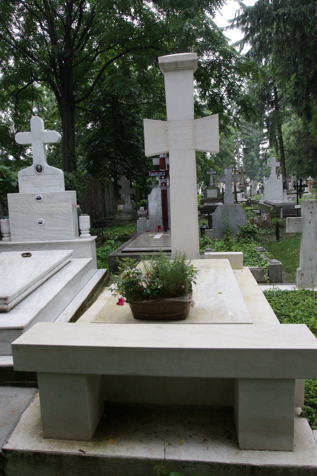 De ceva vreme nimeni nu a mai aprins o lumanare la mormantul marelui maestru Sergiu Nicolaescu