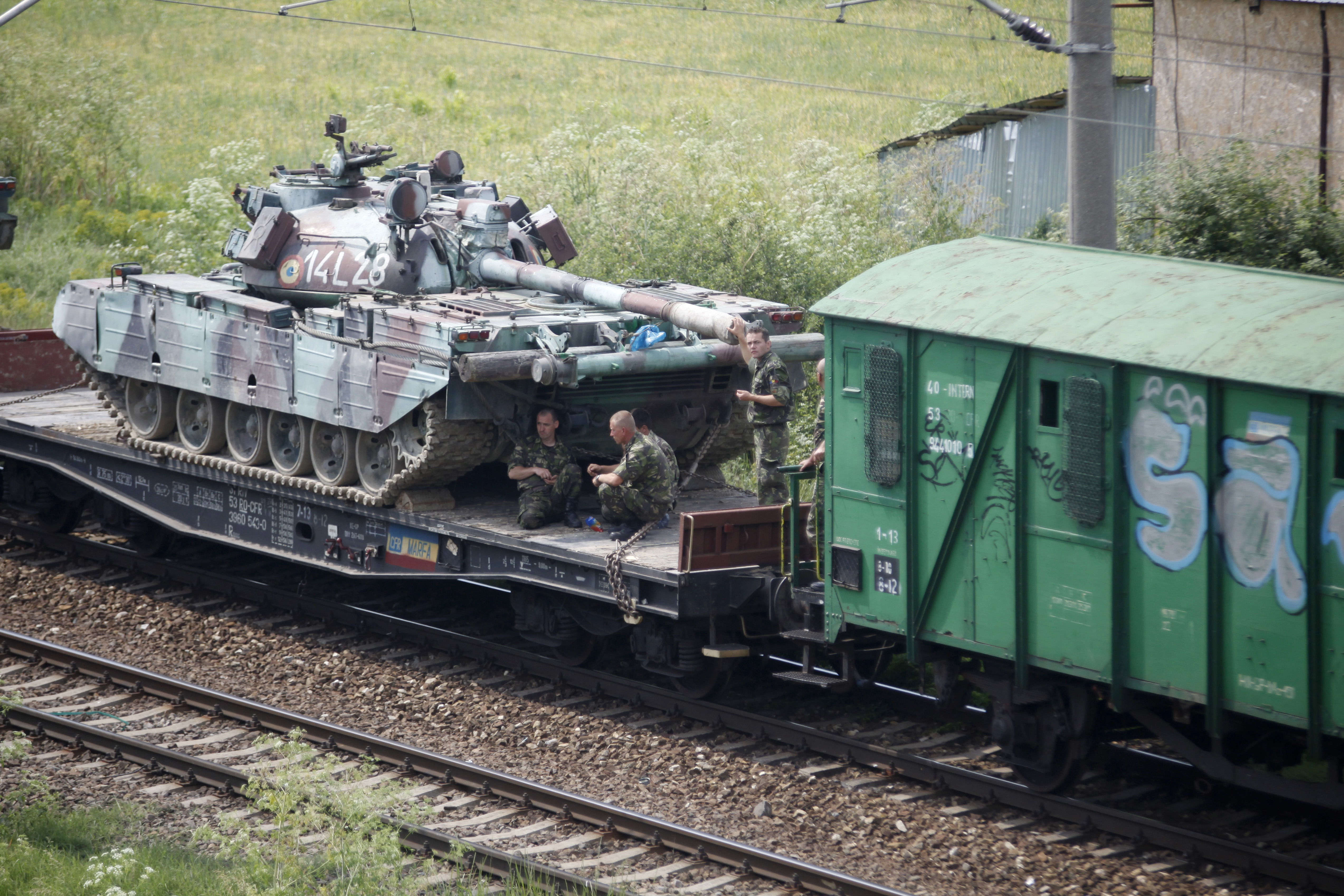Soldatii au supravegheat indeaproape transportul tancurilor pe calea ferata (sursa foto: Mediafax)