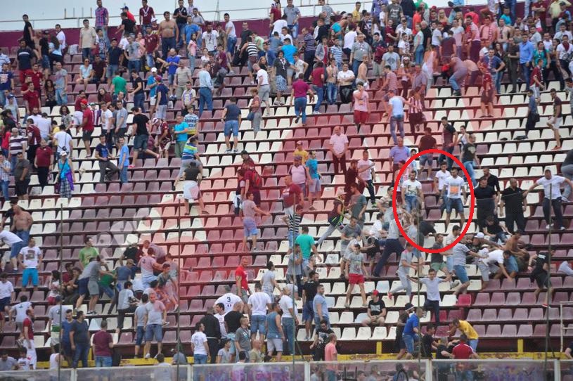 Luptatorii Bogdan si Andrei Stoica in mijlocul galeriei rapidiste