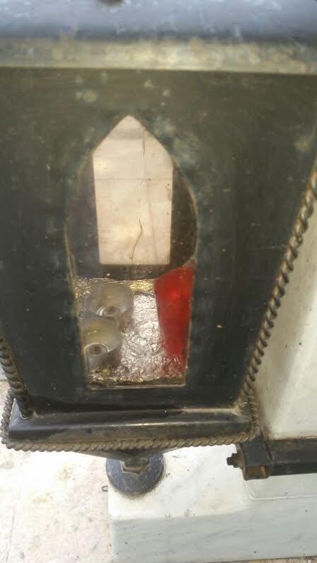 In locul special amenajat lumanarilor se vede ca nu s-a mai umblat de ceva vreme