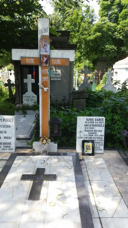 Surse din cimitir ne-au spsu ca la mormantul lui Iurie Darie nu au mai vazut pe nimeni de circa o luna