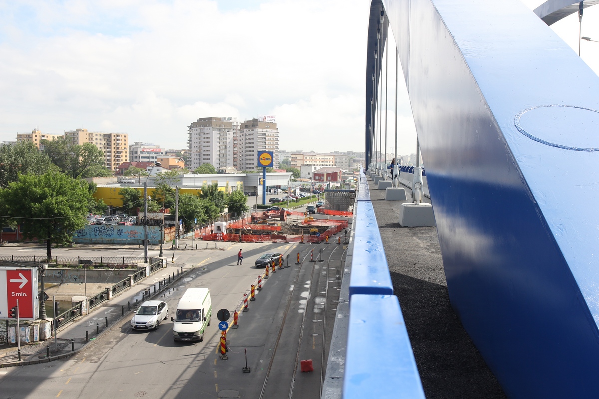 La cel de-al doilea pod se lucreaza la foc automat