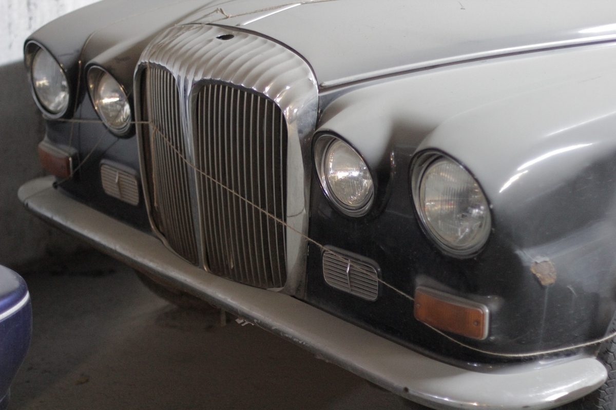 Bolidul nu mai are nici sigla pe capota