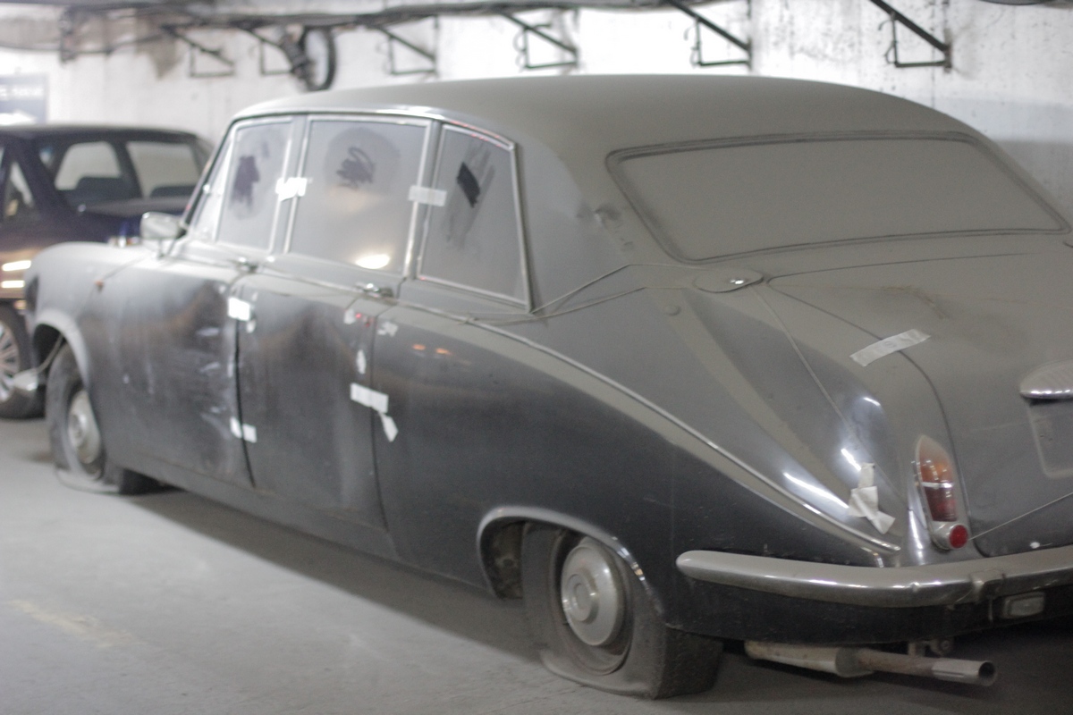 Masina zace de zei de ani in parcarea de la Intercontinental, fiind pasata de la proprietar la proprietar