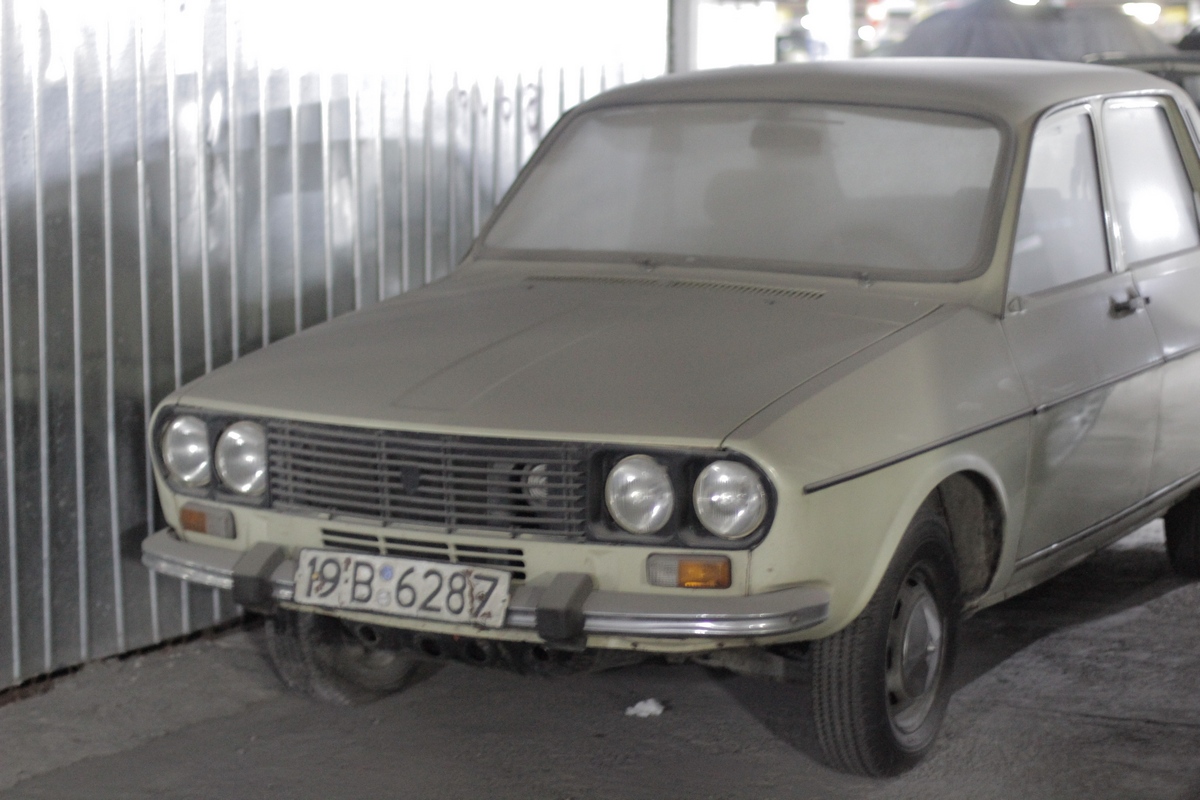 In parcare mai sunt ascunse si cateva dacii foarte vechi, iar pe numerele lor de inmatriculare scrie Ministerul de Interne